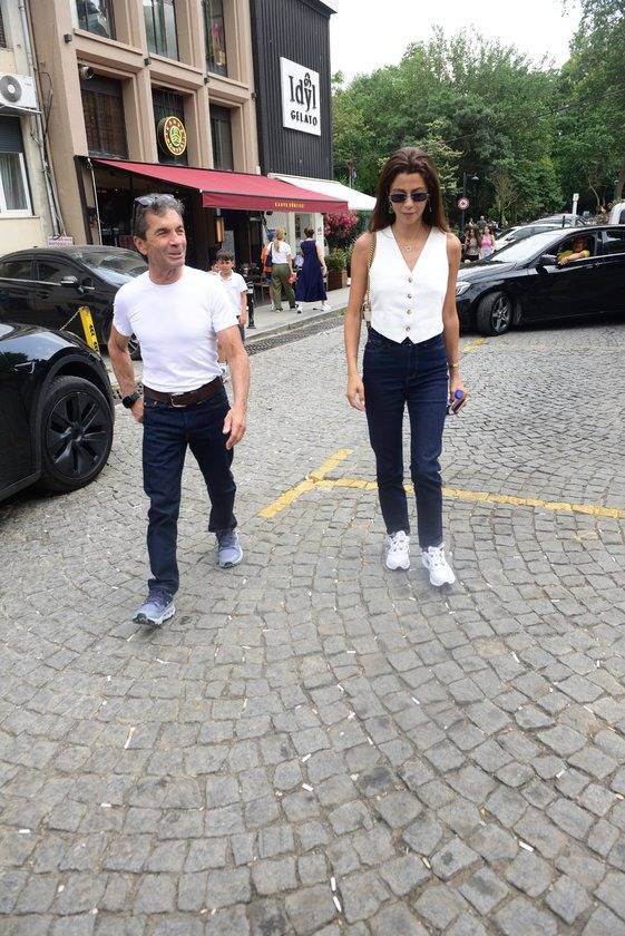 70 yaşındaki milyarder iş adamı uzun boylu genç sevgilisiyle Bebek'te göğsünü gere gere poz verdi 5